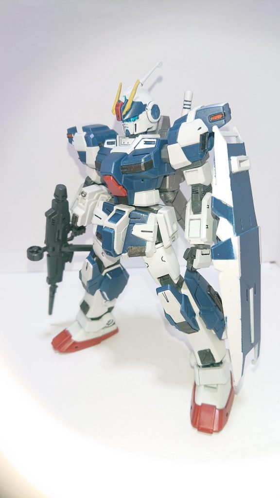 スカート、シールドの配色は分割パーツではなかったので、色分けが一苦労でした。付属のシールをマスキングテープ代わりに使うやり方を最近耳にしたのですが、その情報が早速助けになりましたω