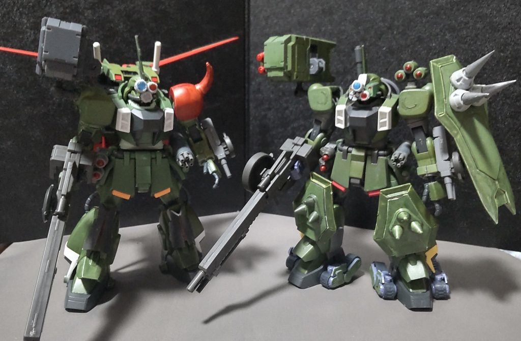 同じスコープザクシリーズのターボカスタムと並べてみる。武装はほぼ同じだが、専用の武装や脚部の違いにより、ターボカスタムのほうが高性能機に見えます。