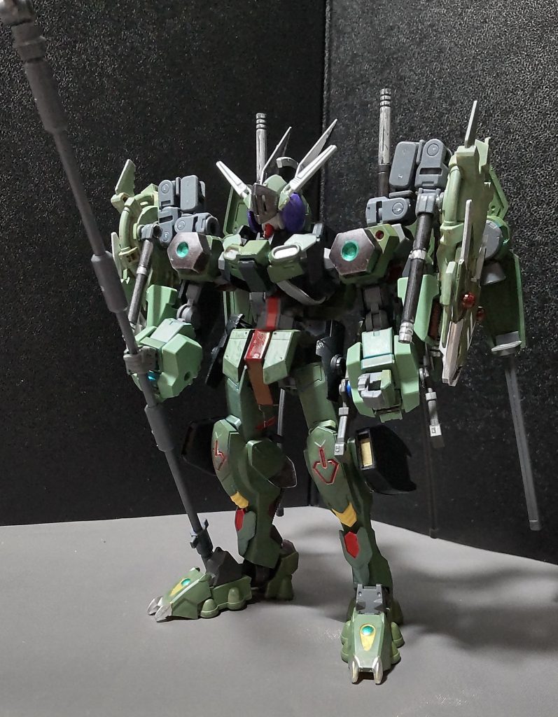 ○前作からの変更点・頭部バイザー横にアンテナを追加し、よりガンダムっぽさを引き出す。尚、バイザーの可動は妨げてません。・腰部未塗装だったスカートアーマーを塗装。・腕部左腕に装備してた攻防盾を外し、両腕に取外し可能な装甲を追加。左腕の追加装甲に武器を装着させる。・脚部両脚の先端部分に追加装甲。・肩部両肩のアーム付きシールドを改良。※ここと両腕の追加装甲に30MMのパーツを使用しています。