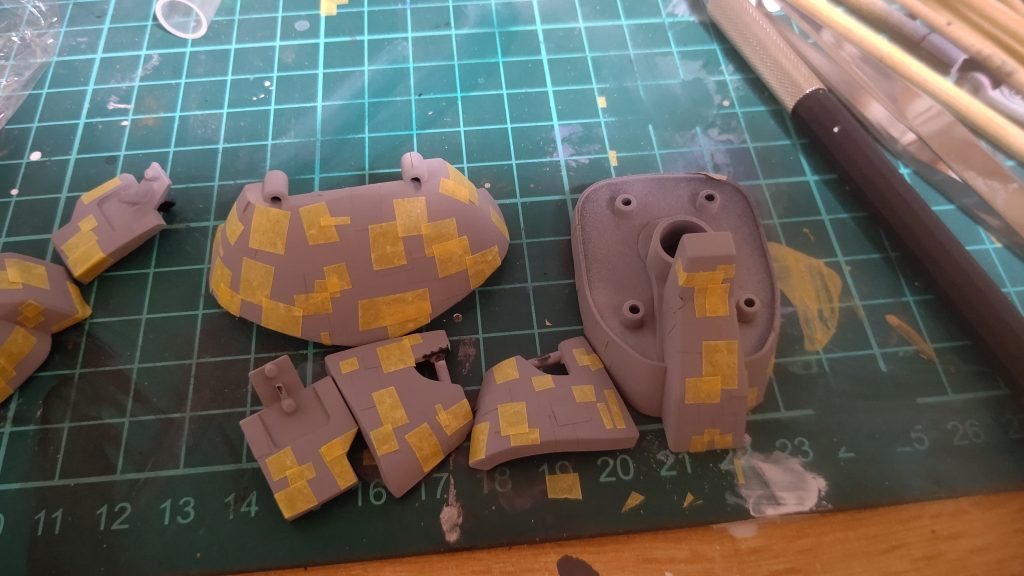 角に切ったマステをひたすらペタペタ→塗装→ペタペタ