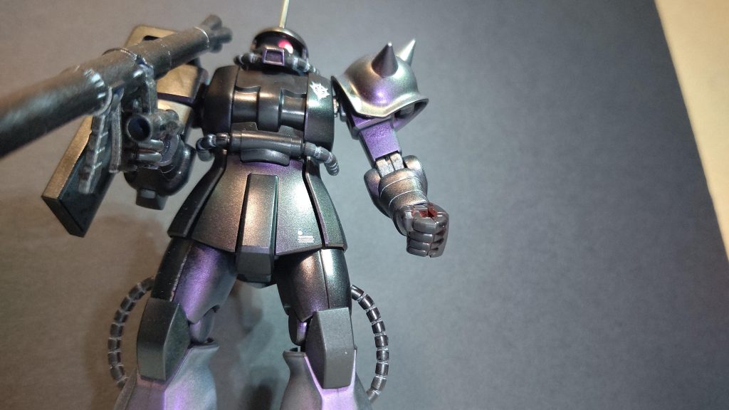 緑に見えたり紫に見えたり黒に見えたり