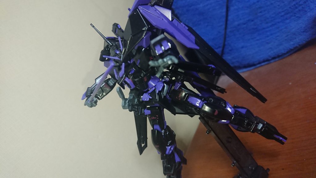 この機体の真骨頂は近接戦にあります……GPDの世界線だと近接戦で部位を破壊していくスタイルをイメージしたので近接装備は多めになっています(刀もビームコーティングさせてビームを斬れる様に…)