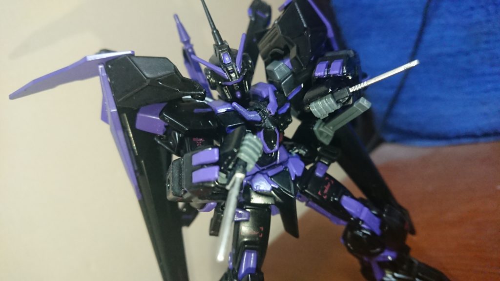 刀を失ったとしてもアサルトナイフ、ビームサーベル、ビームダガーと言った近接武装が多様にあります。近接装備失っても腕部にナックルガードを装備している為、拳で戦うことも可能となってます…(近接装備多いな……まぁビルドダイバーズの世界線だし大丈夫だろ…)