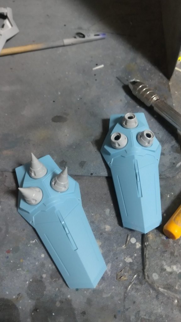 両肩のスパイクはビルダーズパーツでつんつんに。