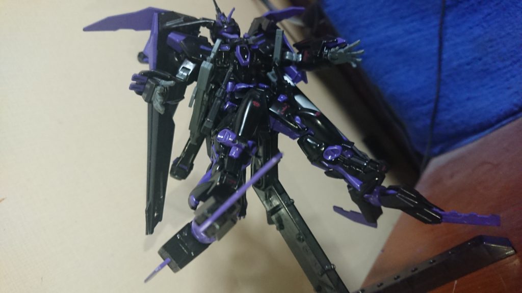 先程、近接装備を失った時のナックルガードを挙げましたが、脚部にもカッターが装備(これはガンダムヴィダールと同様の装備)されてる為、柔軟な対応を取ることが出来ます……(理想のペイルライダーだからね。色々とロマン武装積み込みたくなるの…許して…)