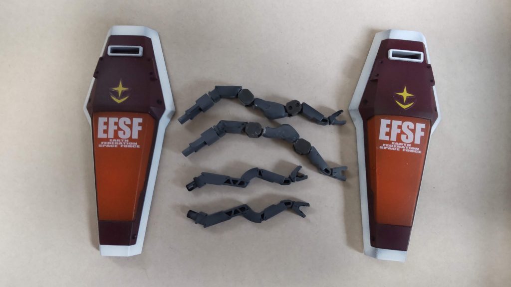 上が可変アームで下が固定状態です。予備として請求しました。関節部分を入れているので長くなっております。太くなっている部分はプラバンで補強しております。