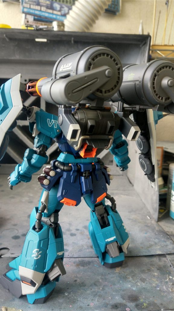 バックショットです。パイプ状のディテールは、タミヤエナメルカラーで塗り分けましたが目立ちませんね。