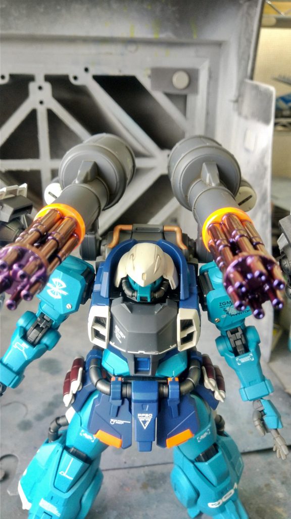 俯瞰ショットです。ビームガトリングの砲身は、ガイアさんの限定偏光カラーを採用し、オレンジ部もガイアさんの限定蛍光オレンジにしました。ヘルメットはキットの余剰パーツをタミヤのインシグニアホワイトで塗ってかぶせてみました。