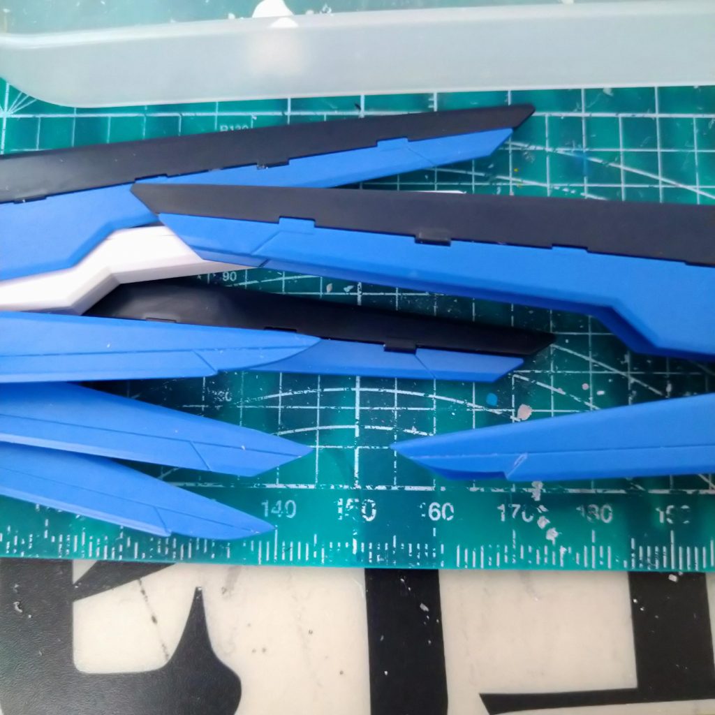 バックパックの小型ウイングはシャープ化を施し、少し形状を変えています