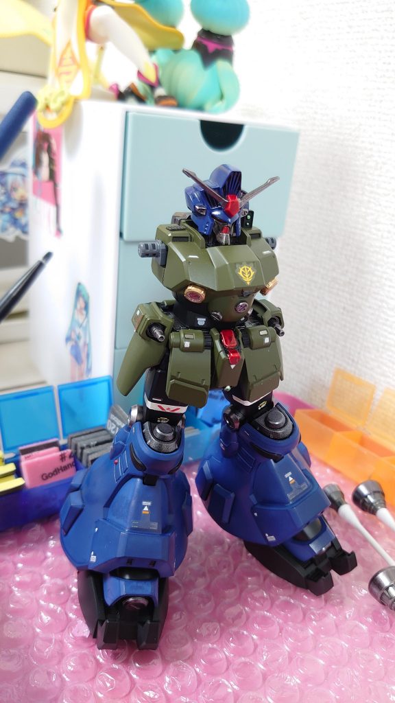 腰バルカンは見えにくいかもですが、元々ビームサーベルの収納口に、バルカンを長さ調整して差し込み