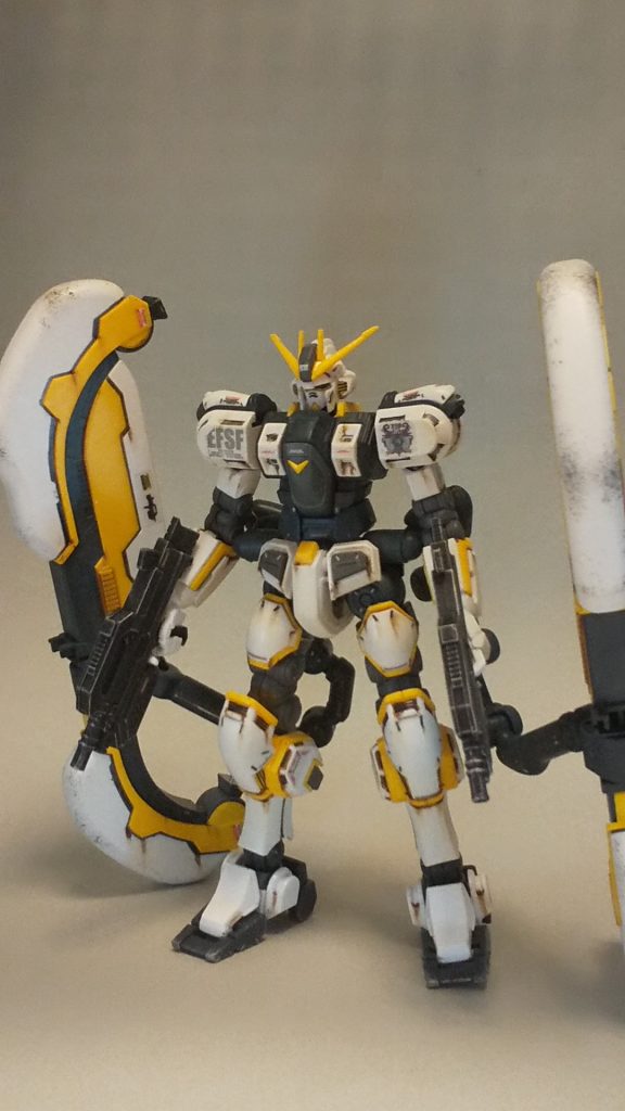 今回はストレーキングに挑戦してみました。組み立て→デカール→つや消しトップコート→ストレーキングとやってます。ガンダムマーカーのブラウンを塗って、指と綿棒で調節しました。