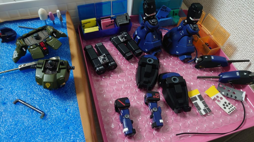 脚ミサイルは、元の6基あったミサイルを2基土台にして、脚に穴を開けて装着!