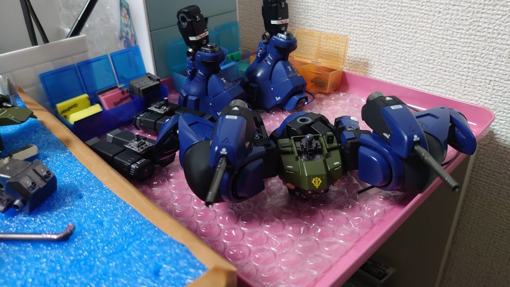 肩キャノンは穴を開けて、別キットのキャノンを装着しました。