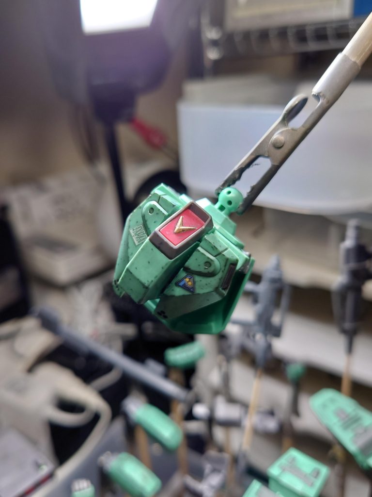 チッピングはグレー系で施しタミヤのウェザリングマスターのスス汚れでザックリ擦りました。