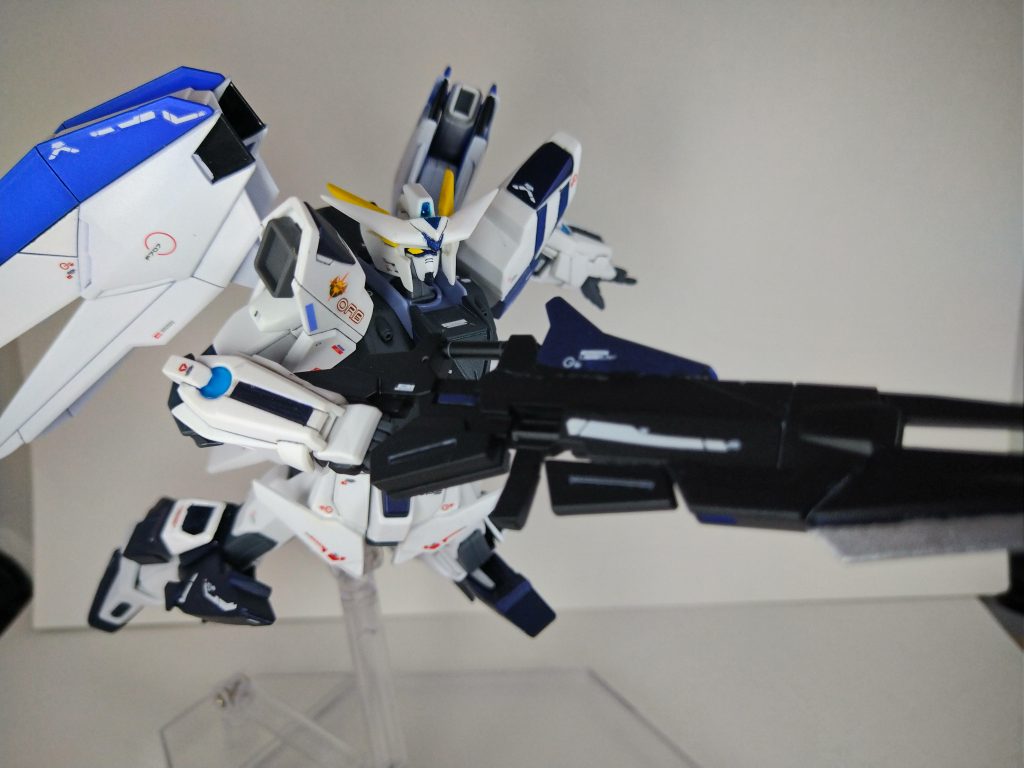 腕はストフリ、トランジェント、ユニコーンのパーツで改造しています。ヘッドはHJの付録を組み合わせています。ビームライフルもOOスカイベースのものを追加して2丁銃にしました。