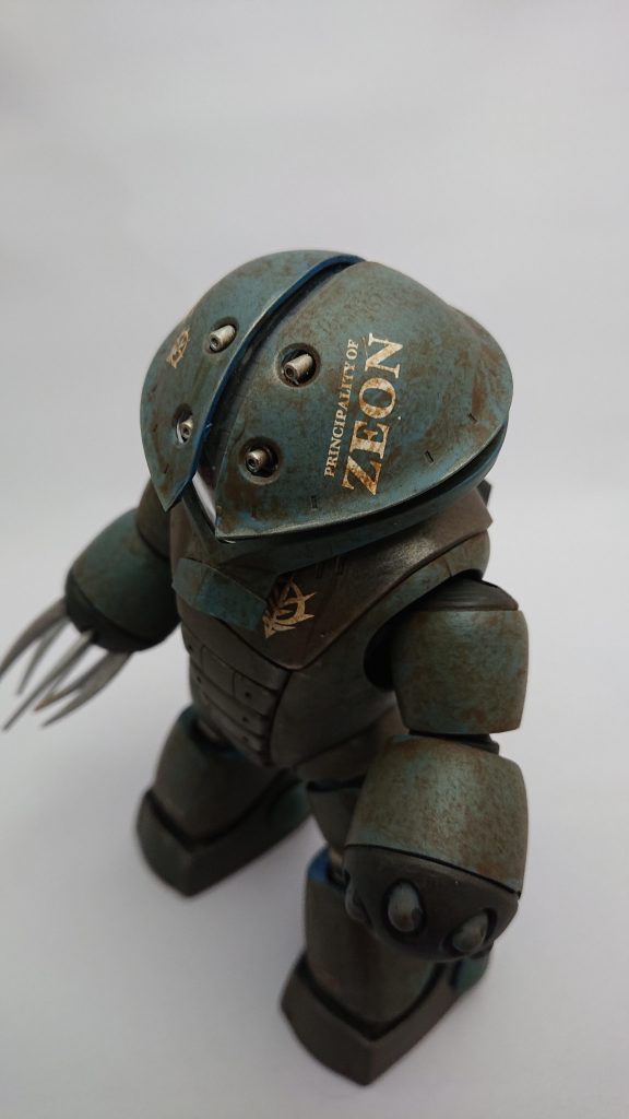 緑系の油彩で全体にウォッシングかけてます！よく見ると苔むした雰囲気が欲しかったので！後は全体的にウェザリングカラーのステインブラウンの濃い部分を筆につけて指で弾きました💦綿棒で少しボカシながら錆び表現に挑戦です！