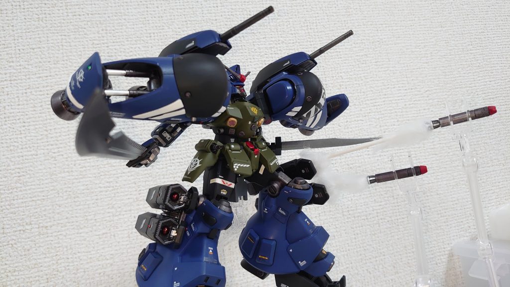 肩キャノンは半固定砲なので、腕を後ろに引けば、前方射撃も可能です!