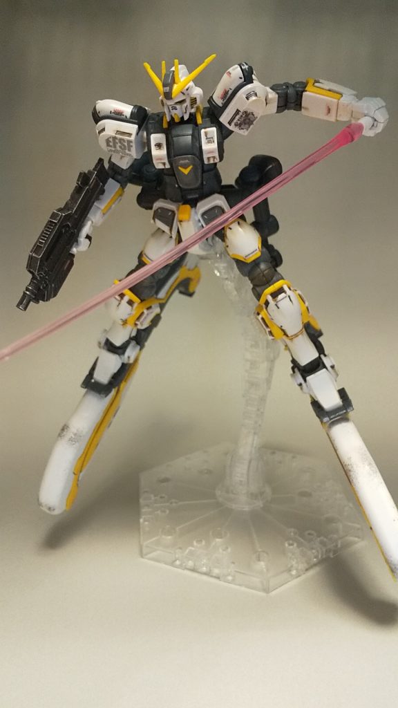 サブレッグはストレーキングと、塗装がハゲそうなところにスポンジチッピングを施してます。武器以外はほとんど手抜きの成型色仕上げです。