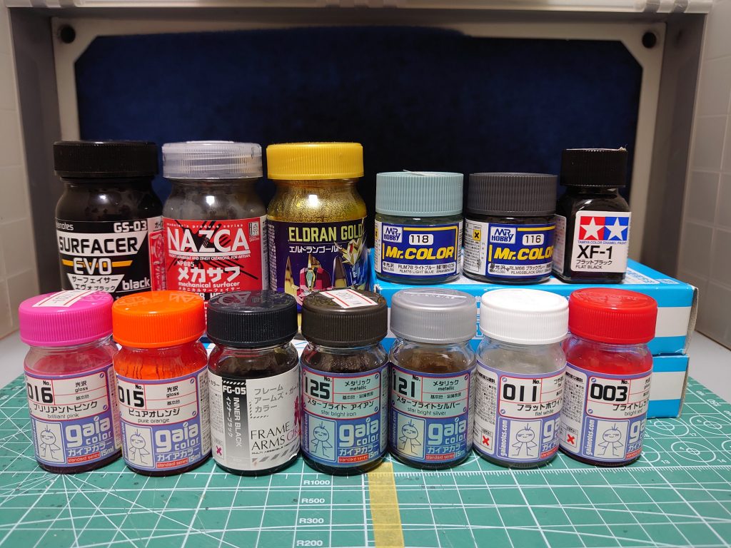 今回参加して頂いた塗料の皆様です。基本1対2の希釈で使用 オレンジ・白・ピンク・赤はサフェーサーを吹かずそのまま吹いています。 突撃銃の一部のみメカサフヘビィ その他は黒から各色を吹いてます。