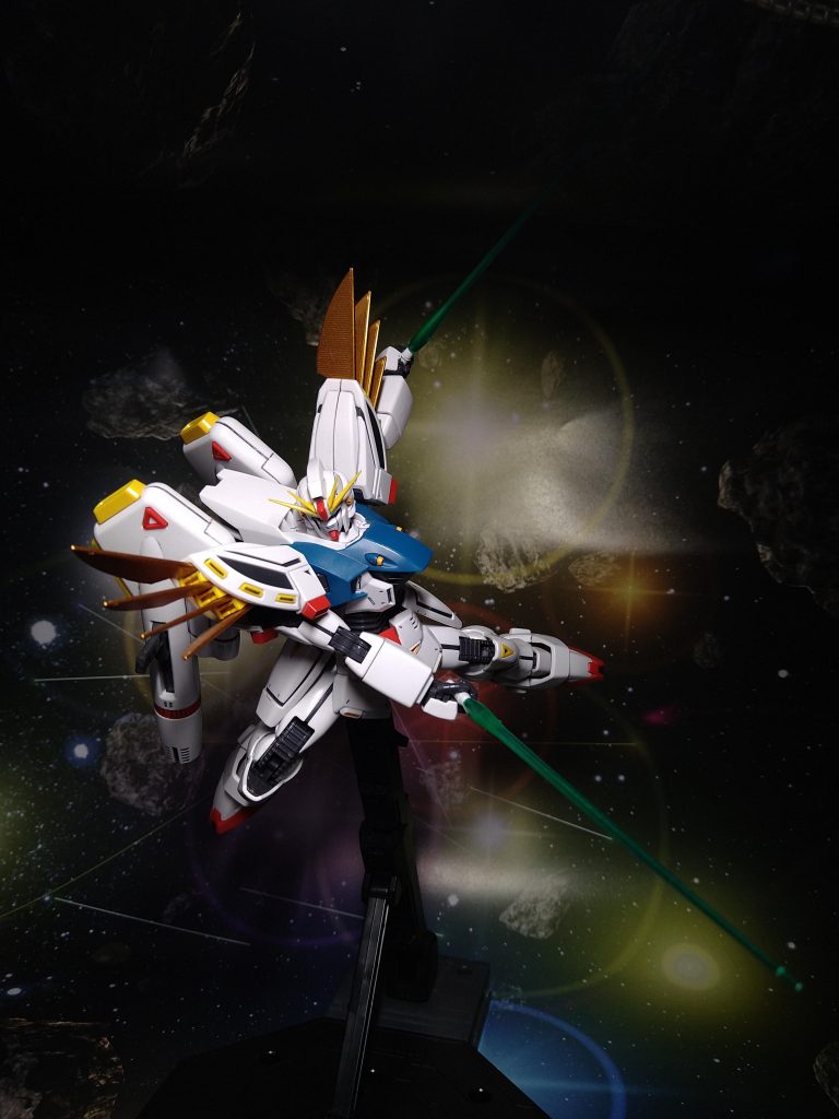 腰部のビームサーベルラックもしっかり作りこまれており、握り手にサーベルを持たせるのも無理はなくポージングしやすいです