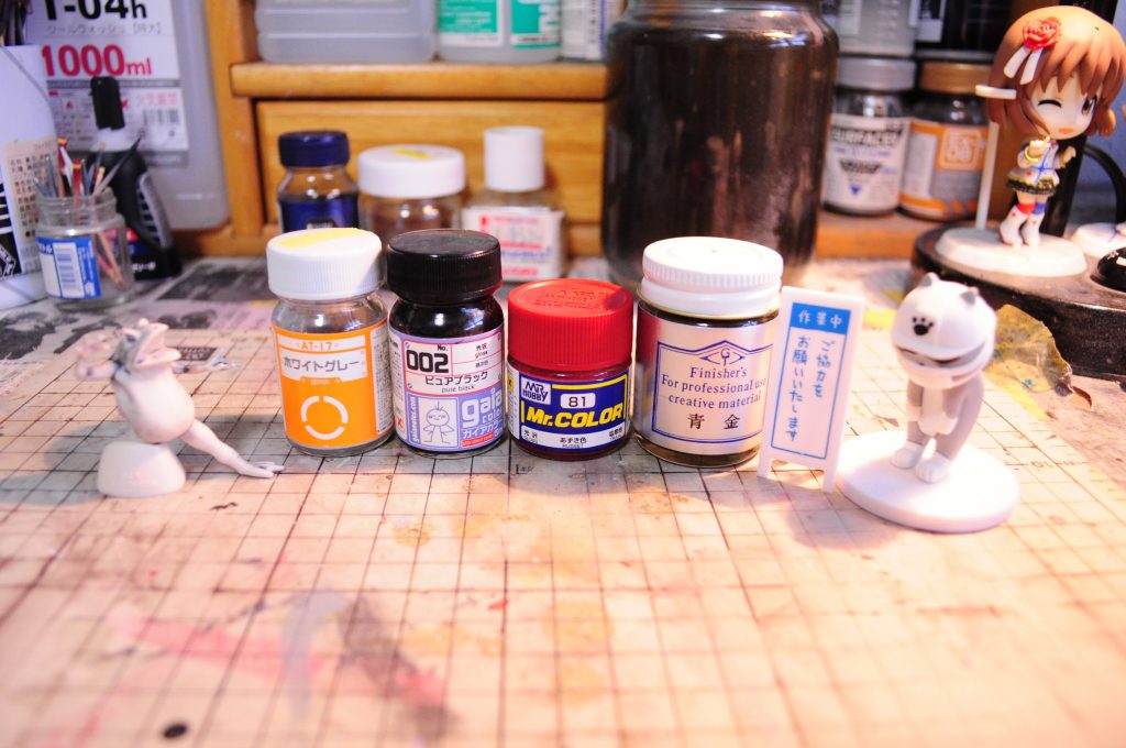 使った塗料は主にこの辺り。最近かなり明るいライトを照明に撮影するようになったのでホワイトグレーくらいでは普通のホワイトに見えてしまう…。