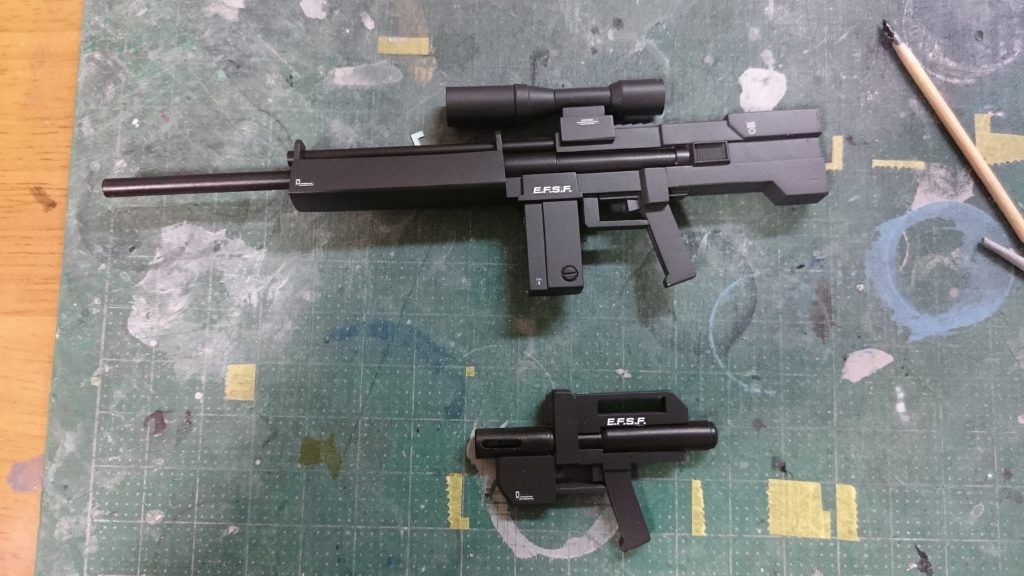 武器は自作で、プラ板とプラパイプで作ってます。