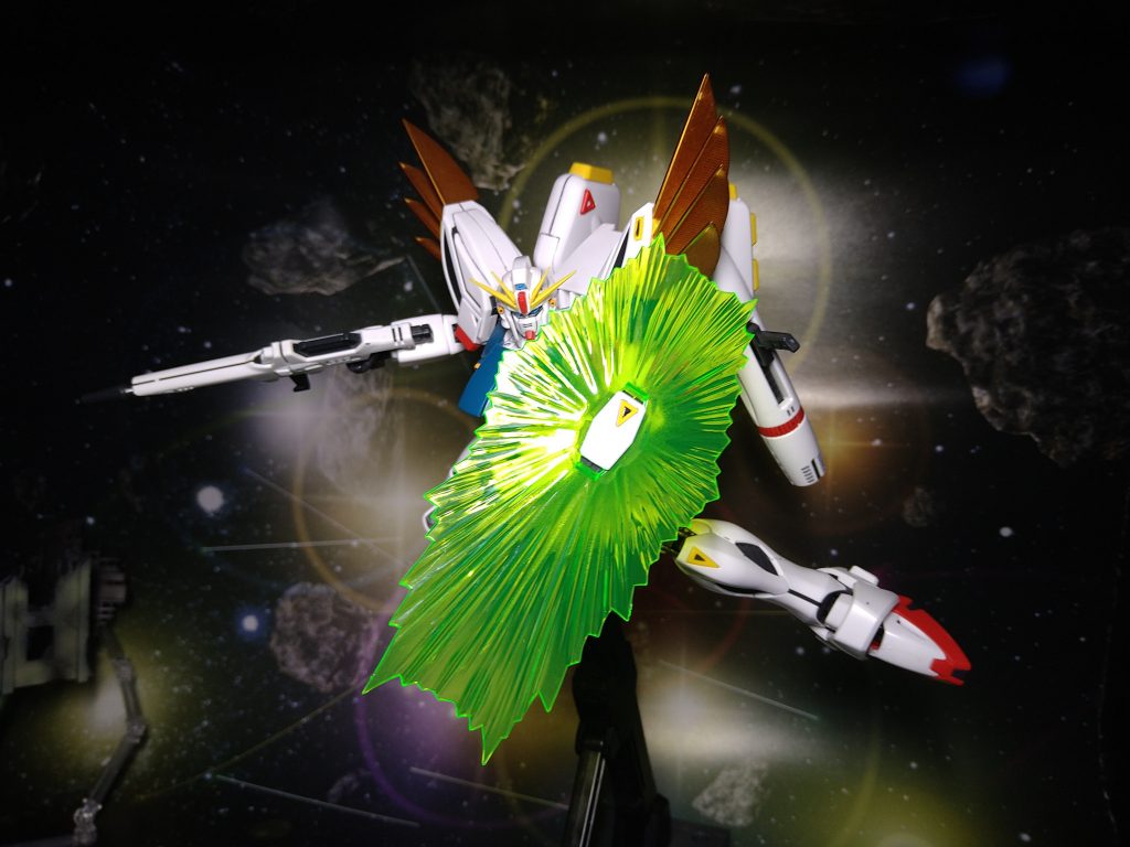 代名詞の一つのビームシールドパーツで見ると小さく感じるのにいざ持たすと大きく感じるシールド発生器も可動範囲が広いので自由に向きを変えられ良い感じです