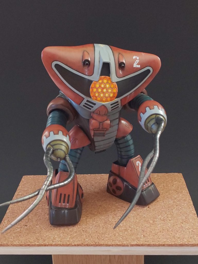 新しくプラモを作る時、組み途中の仮置き場として飾棚の一角を空けておくようにしているのですが今、友人依頼のモノがやたらと場所を取るので先日は例のギャンと過去投稿したジュアッグを箱入りしました。それでもまだ足りなかったので、このアッグガイも箱入りです。で、例のごとく箱入り前のお披露目となりました。