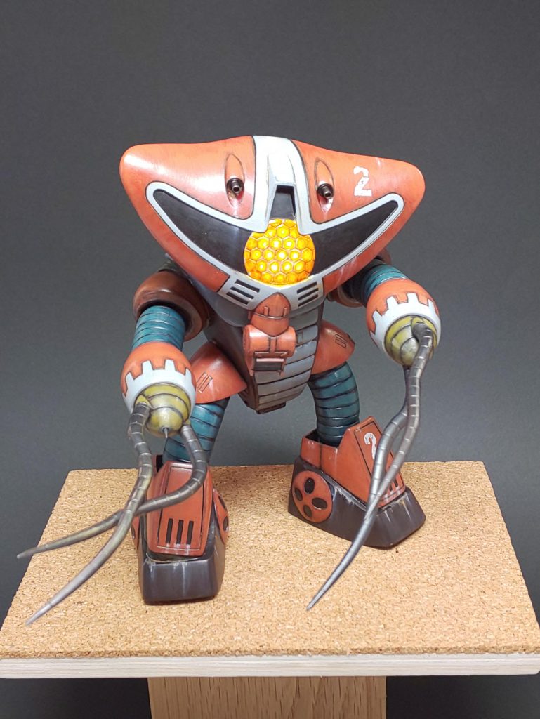 巨大なモノアイはグラデーションしたかったので、ここだけはエアブラシかと挫折しそうになりましたが なんとか無理矢理でも筆塗りでやっつけました。今見ても意外といい感じになってたので、あの時エアブラシに逃げなかった自分を誉めてやろうと思います(笑)以上、前回より手前勝手な都合によるお目汚しにお付き合いいただき誠にありがとうございましたー！