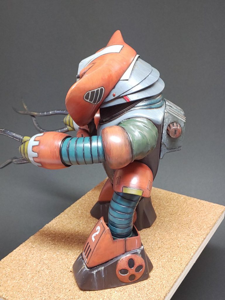 ほぼ全固定なため腕も下ろせない事からスペースをとっていました。首は取れるんだけどね。まるでゴモラみたい(笑)