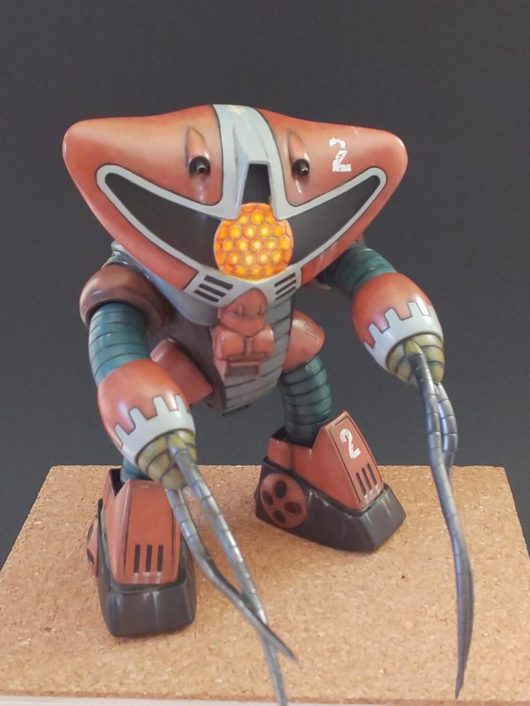 腕は外れないし肩も固定だけど唯一、腕回転が出来ます。ロッドは固定だけどね(笑)そのロッドの中心にニードルがあって、ロッドでからめとった敵にパイルバンカーよろしくぶっ刺して電撃します。害獣の電流刺しどめ みたいに。