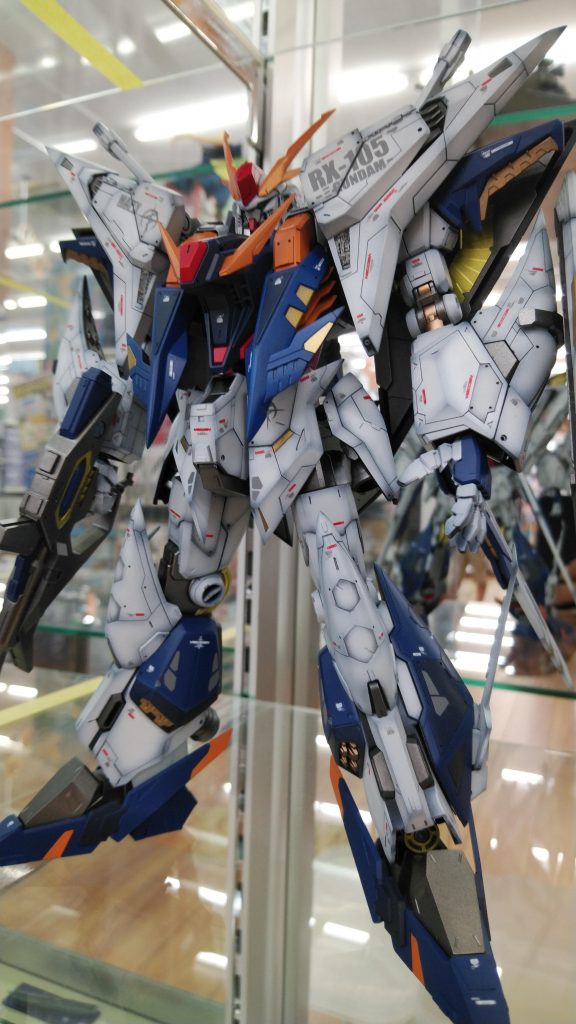 カラーレシピですが、ガイアカラーとミスターカラーを使用　白はＥＸホワイトにミッドナイトブルーを少量混ぜて使用青はコバルトブルーに純色シアン、蛍光ピンク、ミッドナイトブルー、黒を混ぜて使用、紺色は調色した青に、ブラックを加えて様子を見ながら調色、赤はディープレッドをそのまま使用、オレンジは、ディープレッドにキャラクターイエローを調色して、ＥＸホワイトで調整　比率は覚えておりません(T_T)こんな色で大丈夫！？という色の方が案外上手くいきます　ただ、オレンジだけは配合を間違えると肌色になるので黄色に赤を加減を見ながら調色した方が無難かな～💦　あとは差し色でシルバー、ゴールド、カッパーを使用全てガイアカラーのパール系塗料です。このパールは、下地の色で変化するので面白いです