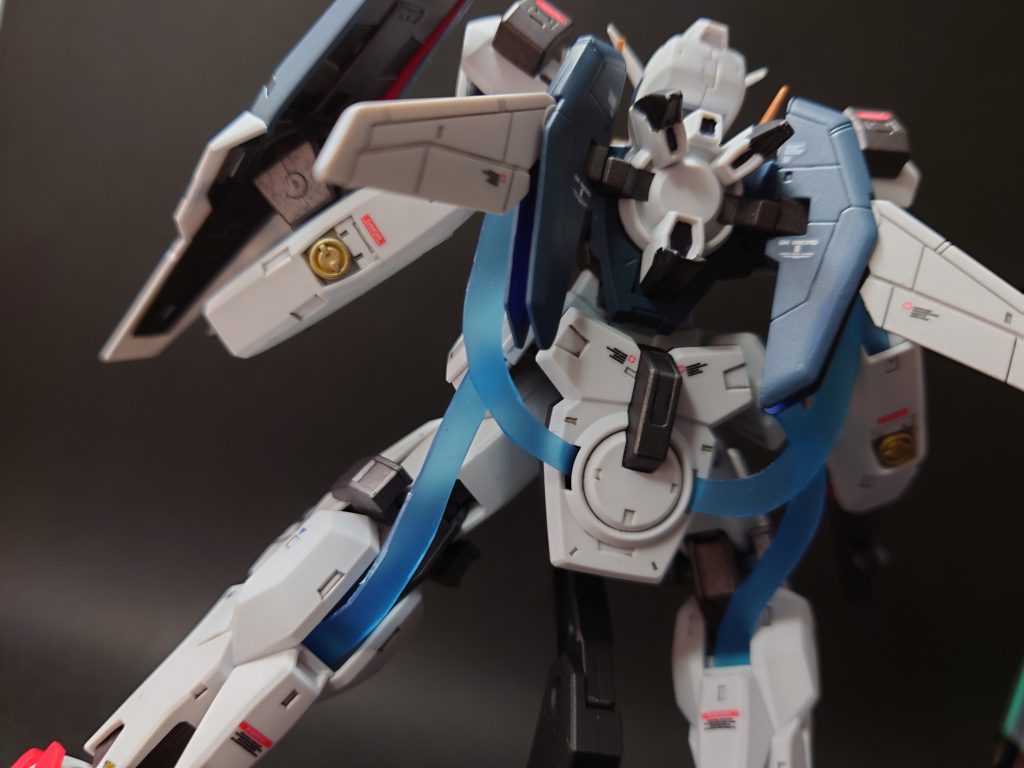 背面、四肢についているケーブルは軟質の下敷きを加工しました。