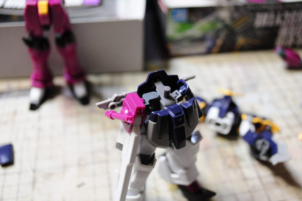 腰のレールガンは腰のポリキャップの向きを変えることで無改造で取り付けできました。