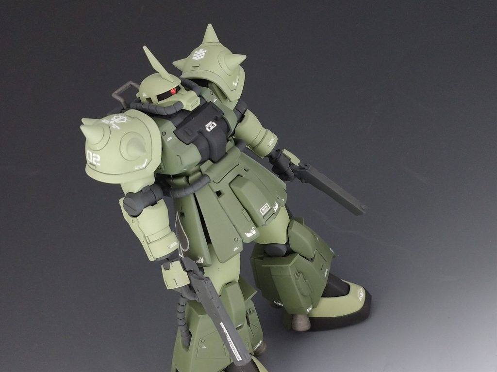 斧がなくなった時に備えてハンドガンを持たせてあります。