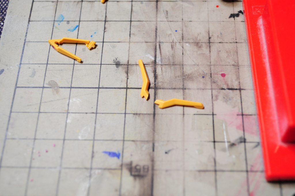 アンテナは余剰パーツのストライクフリーダムのアンテナと、ラブファントムのアンテナを合体させて作っています。