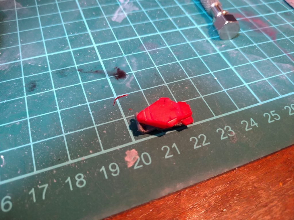 背面の補強方法はまず腰部取り付けパーツの加工としてランナーを切り取りボンドで接着して延長させ、ストッパーを伸ばすことをしたのですが、強度が足りず少しマシになる程度でしたのでもう少し弄る事にしました