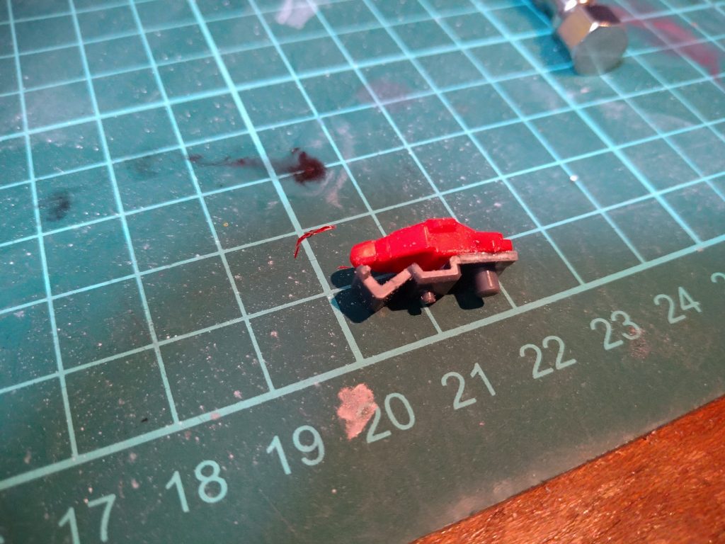 不要部を切り取り、腰部のパーツと接着して出来上がりですもしめんどく、見た目を気にしなければスタンドパーツを差し込んでおくだけでもOKです