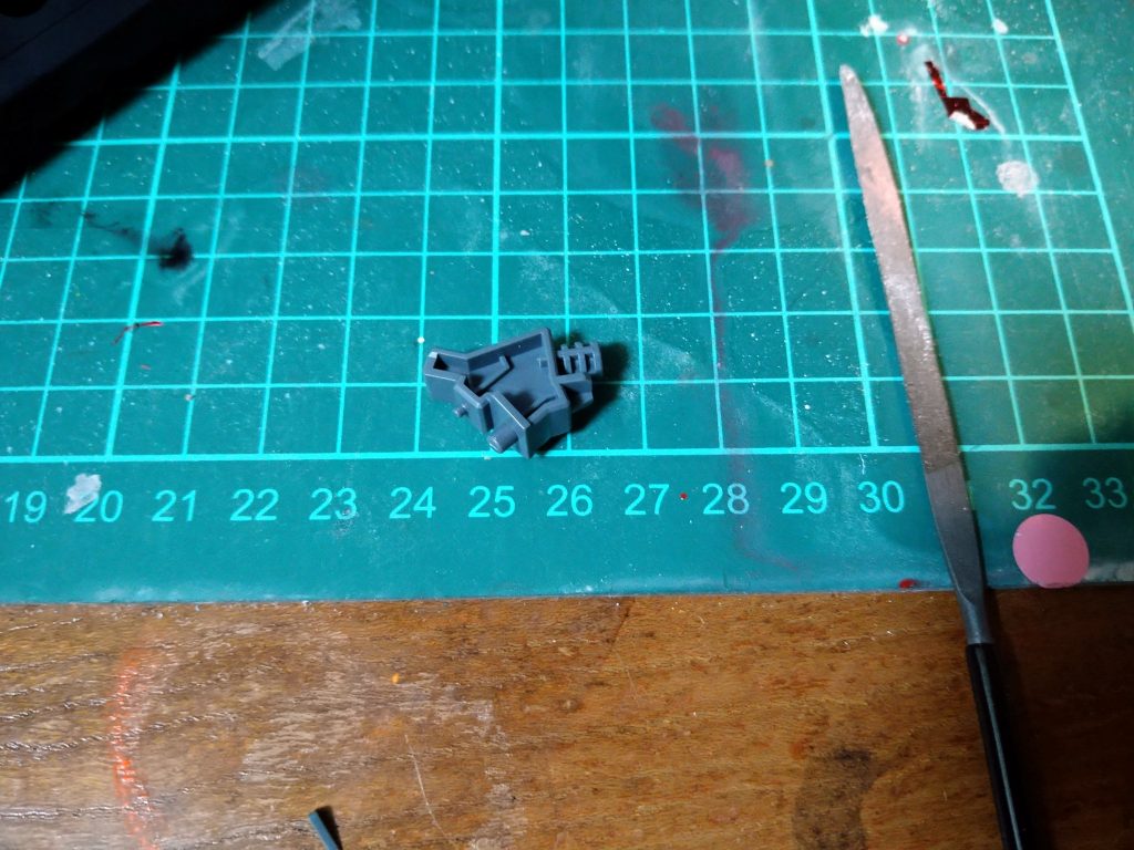 パーツの継ぎ足しだけではまだ弱かったので可変時のディスプレイ用のパーツがMS形態でも差し込みが可能だったのでこのパーツを加工して使用することにした