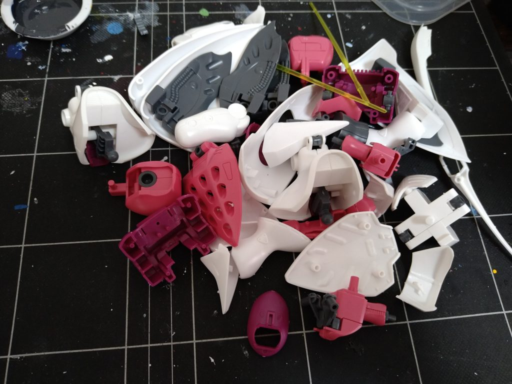 最初にある程度パーツごとに組み立てておきます。