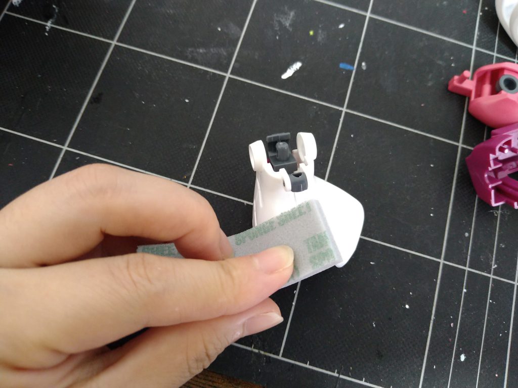 塗料がのりやすいようにヤスリがけしました。