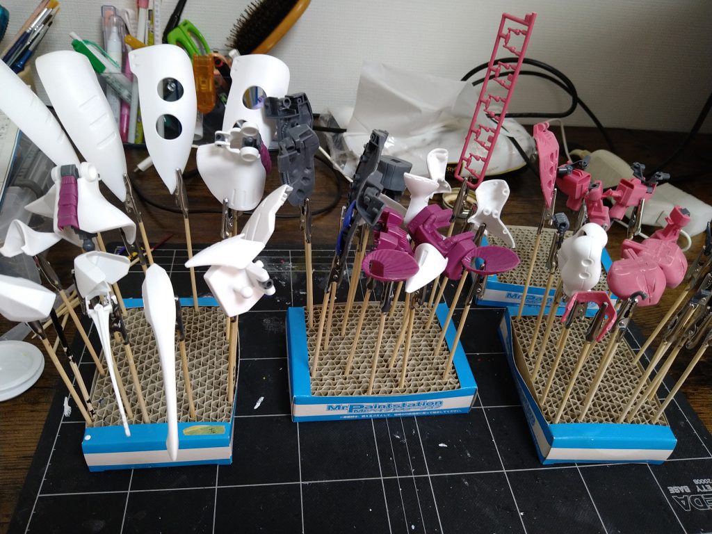 ヤスリがけ後、水洗いし色別に分けて干しておきます。