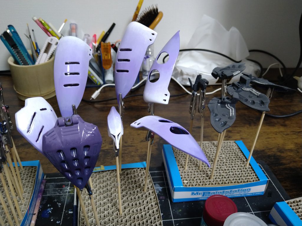 少しずつ明るい色を塗り重ねてグラデーションをかけていきました。