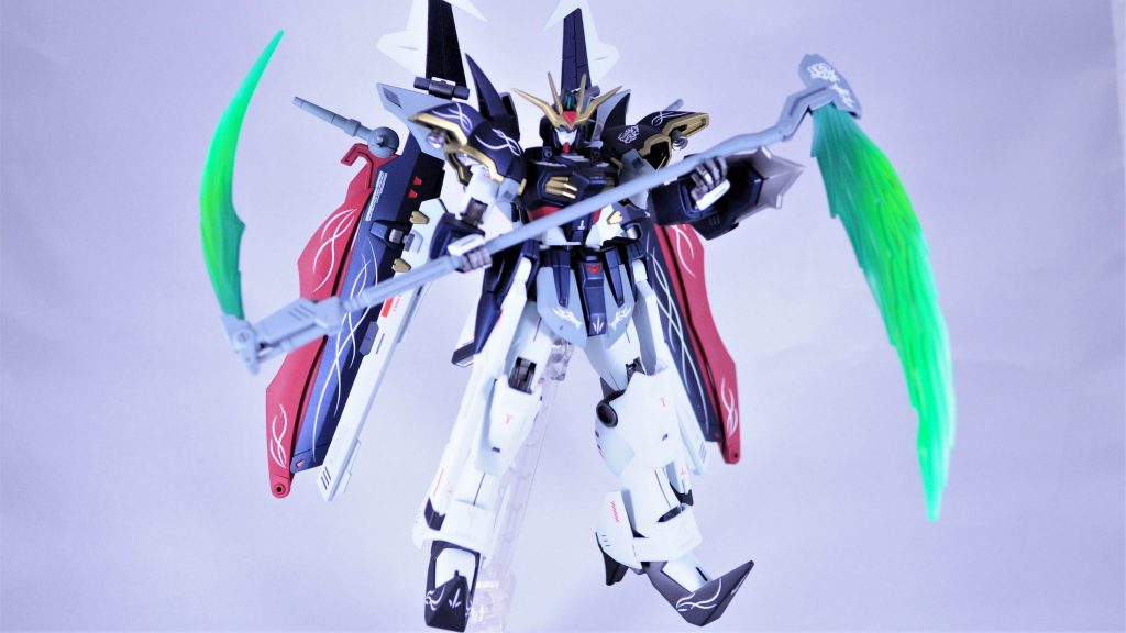 主兵装「ヴァリュアブルツインビームサイズ」ラブファントムのビーム鎌とデスサイズのビームサイズをニコイチしたもの。今回少しビームエフェクトの塗装の仕方を変えたのですが、個人的には気に入ってます。（根元側をキャンディ塗装、刃先側をホワイトの後に境目をクリアグリーンでぼかしています）