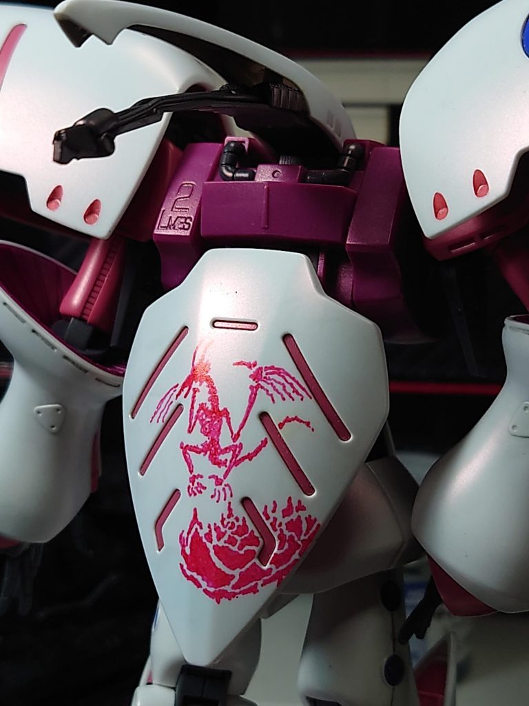 ペン塗りのきっかけ。ファンネルコンテナの浸透割れです。これをなんとかごまかそうとして、試しに赤ペンで描いてみました。フリーハンドの適当画ですが、それなりにはなったかと。