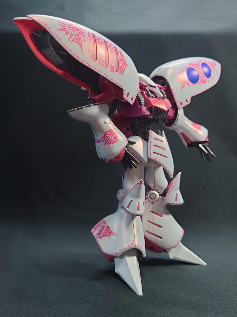 改造は胴体延長と足のヒール化とスタビ、脇に装甲追加とニーアーマー逆付け、頭部の複雑化です。