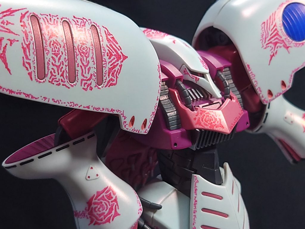 塗装は部分的で、白は素材のままで上にパール系を吹いてます。グラフィックパターンは筆塗ではなくペン塗りです。