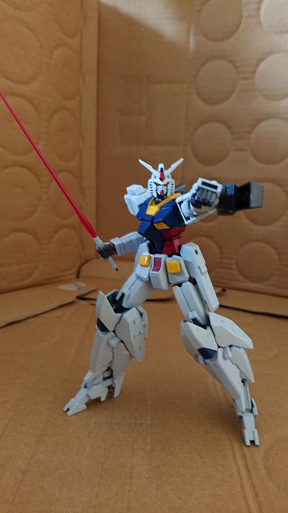 武装はビームライフル、シールド、サーベルの他に、ビームと実弾の撃ち分け可能な頭部バルカン砲のチェンジバルカンと、同じ特性を持つ脚部チェンジランチャーを標準装備している。また、機体各部に3mm対応の穴があり、此れによって自由なカスタマイズが可能となり、様々な武器を搭載・試すことで、己に合う武装やスタイルを探す事が出来る。