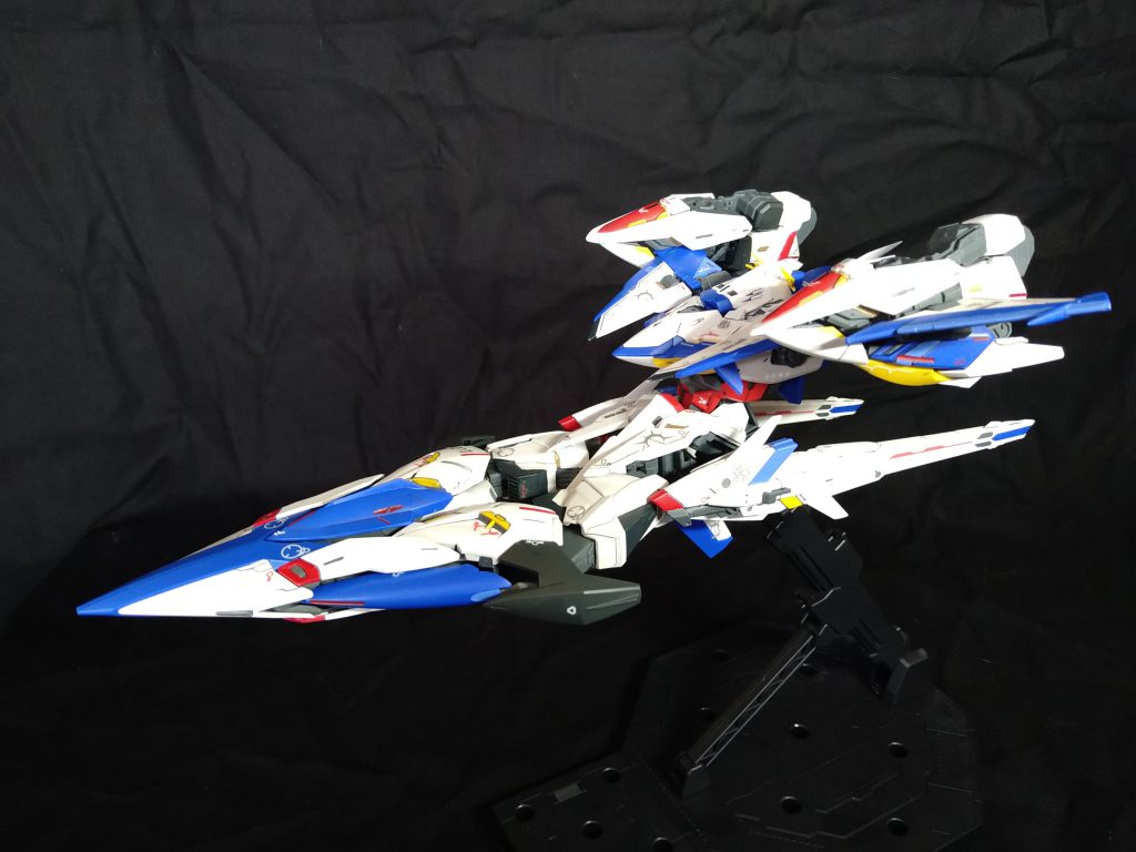 可変形態独特の可変方法なので大変かと思いましたが、実際にしてみるとそこまで複雑には思いませんでしたが、細かいパーツの取れやすさが気になりました。また、この形状でのストライカーパックの取り付けは色々妄想がはかどります