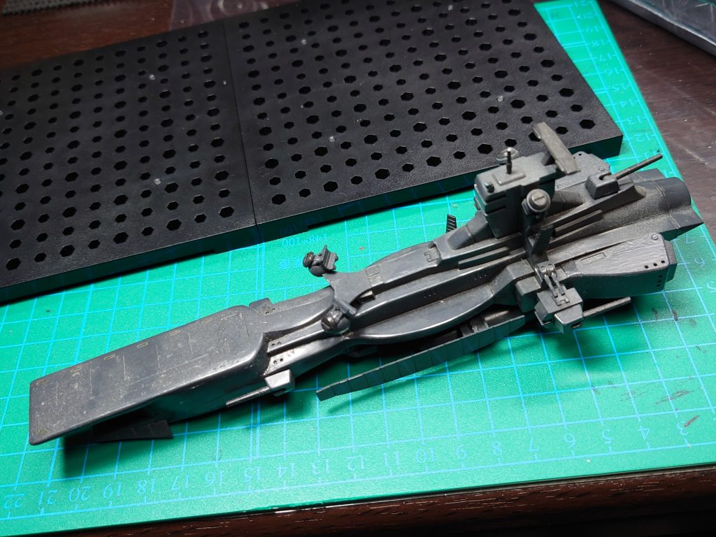 発見された時の状態。ほ、埃が積もってる…ダークグレーの単色筆塗りで、何か物足りないかんじでしたね。上のリメイクされたのと比べると、当時の自分の技術が無さすぎて…今回はガンプラと言うか、艦船模型でしたね〜スジ掘り、プラ板、ディティール追加、全塗装、あと設定も思い出したり追加したりと、色々考えて楽しかったよー 